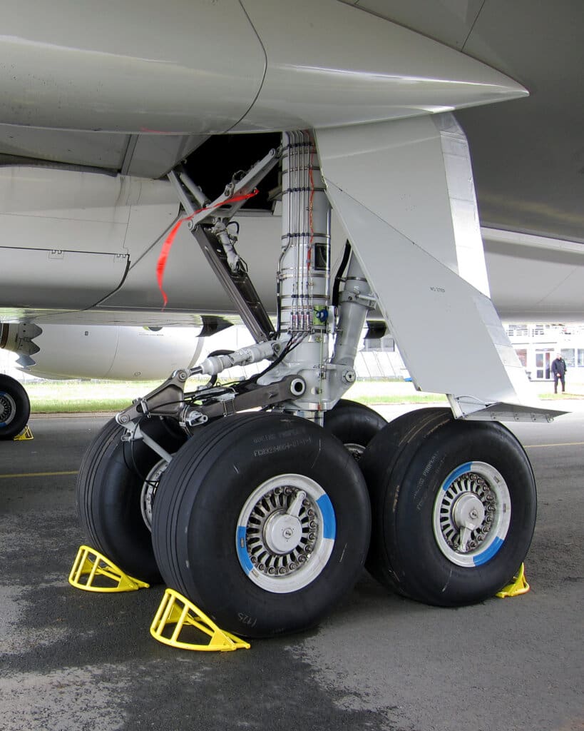 landing gear for boeing 747, serviceable by Avenger